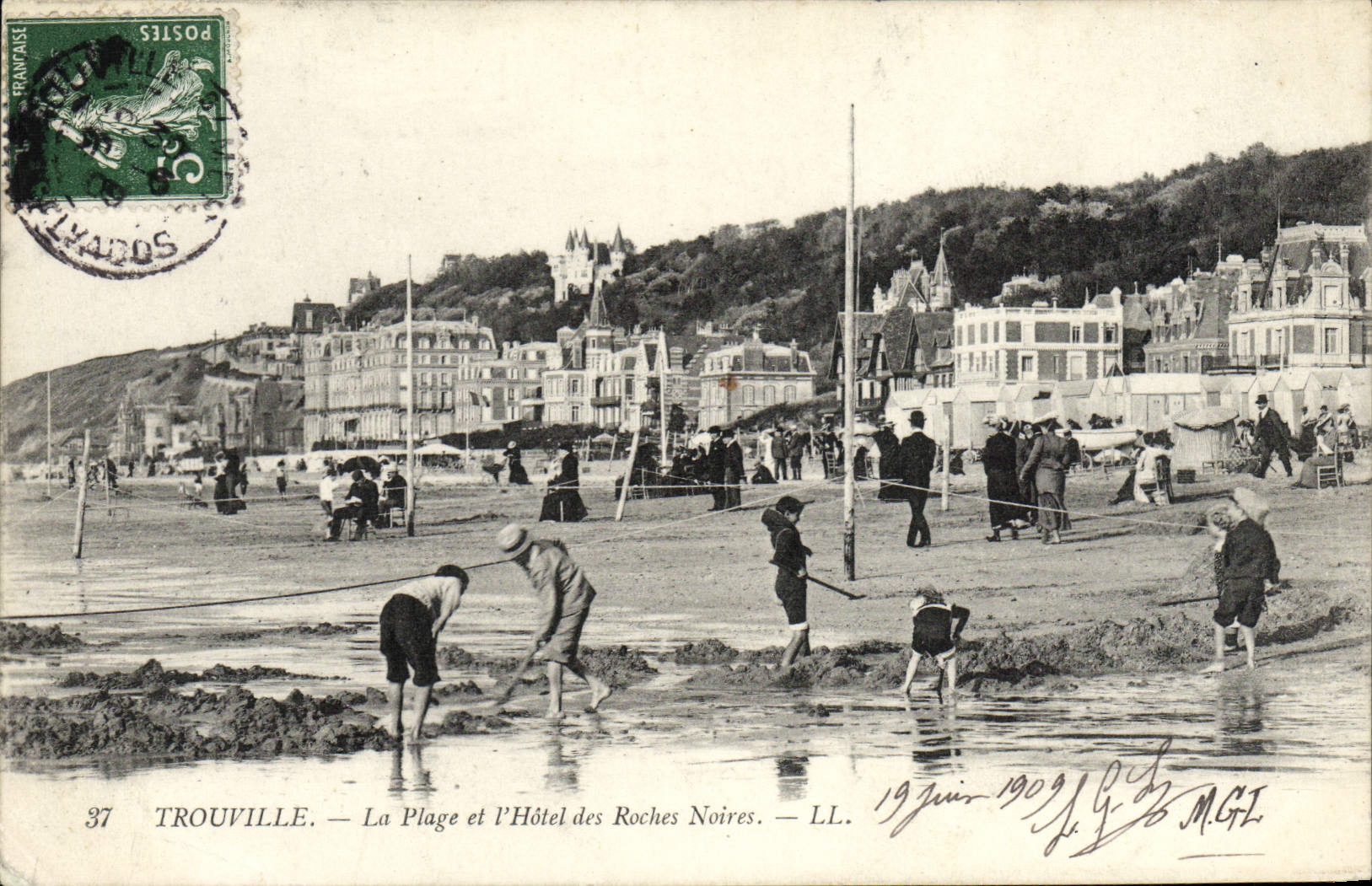 CPA Trouville La Plage et l'Hotel des Roches Noires Enfants