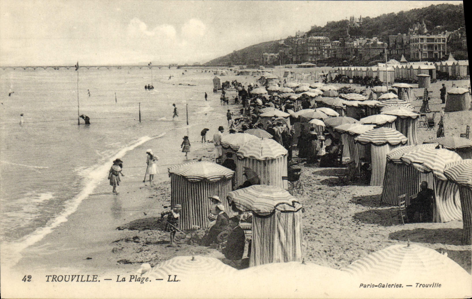 Trouville — La Plage — Paris-Galeries, n°42