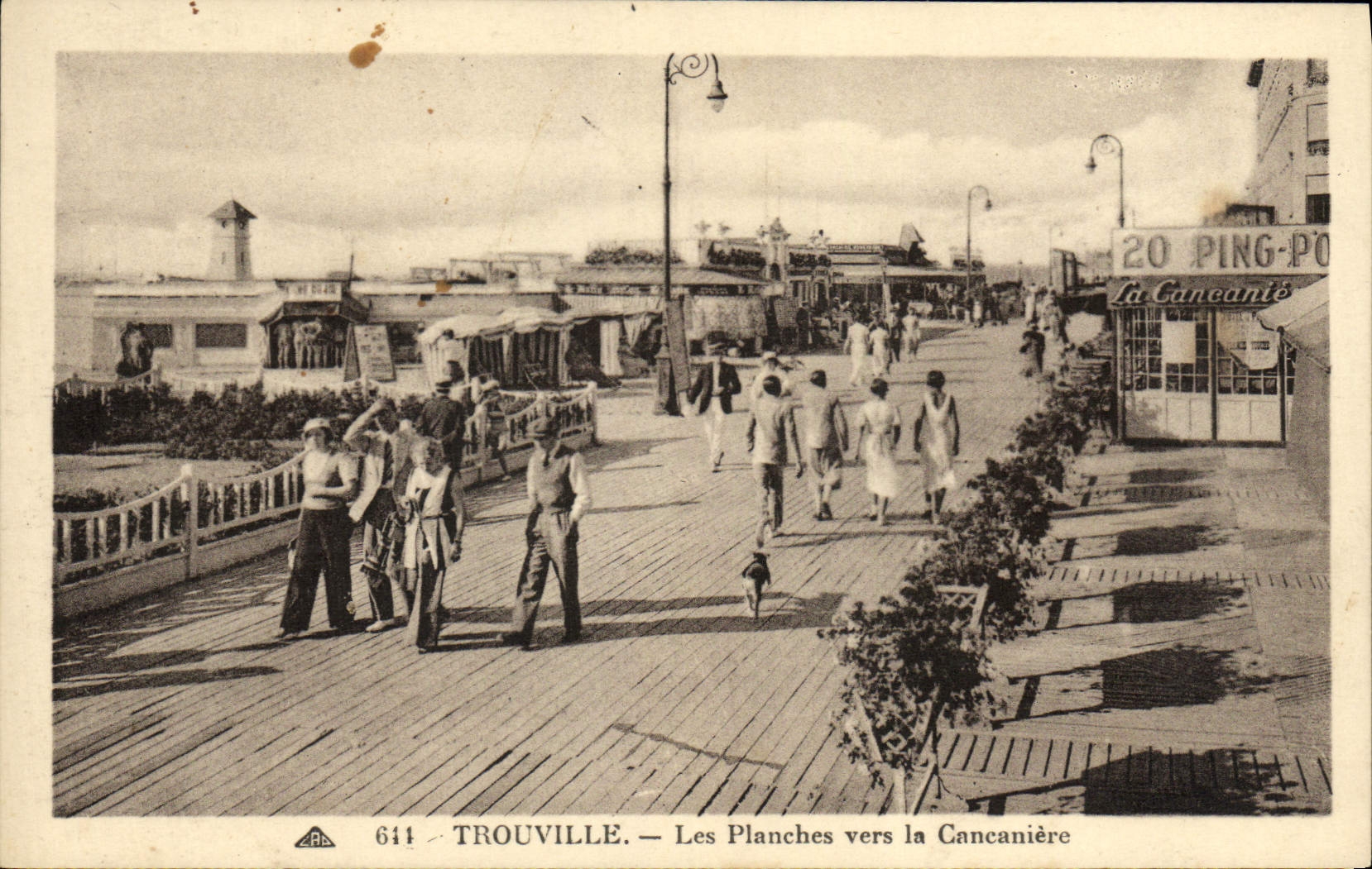 Trouville — Die Planches in Richtung Cancanière — Albin Michel
