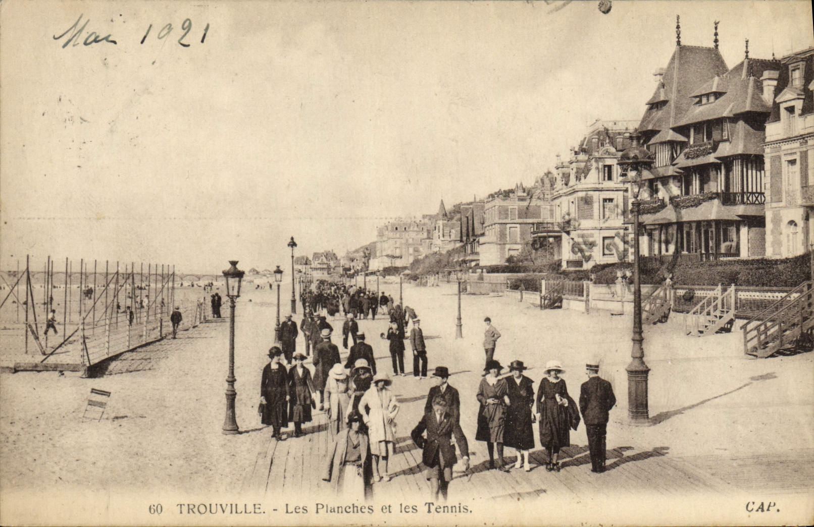 CPA Trouville Les Planches et les Tennis 