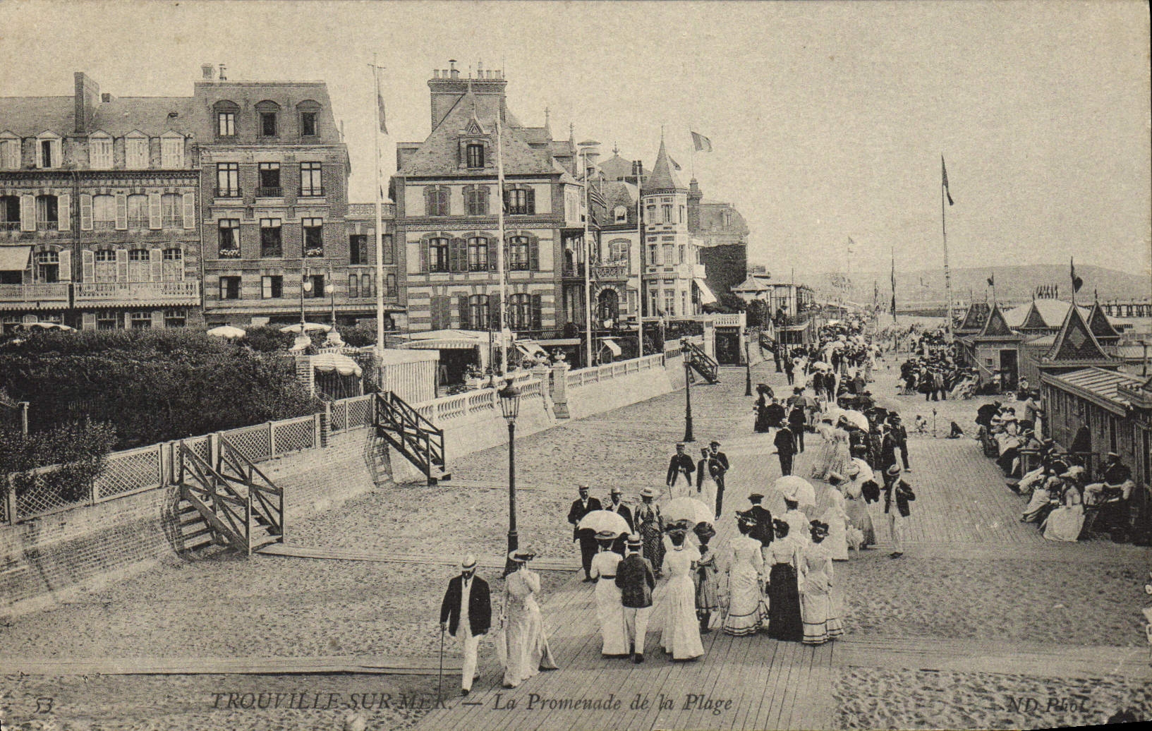 CPA Trouville sur Mer La Promenade de la Plage