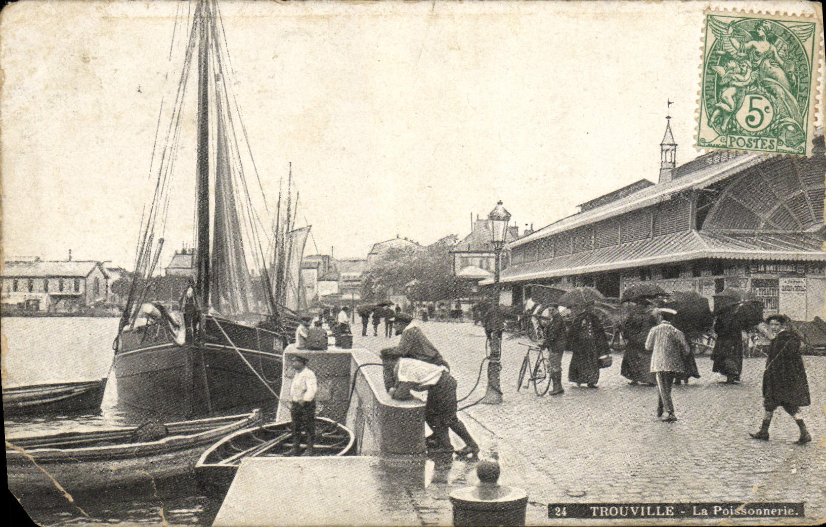 CPA Trouville La Poissonnerie Bateau