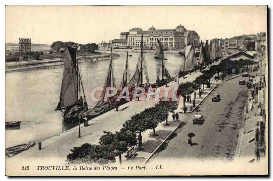 CPA Trouville La Reine Des Plages Bateaux