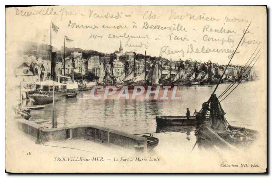 CPA Trouville Sur Mer Le port a maree haute Bateaux