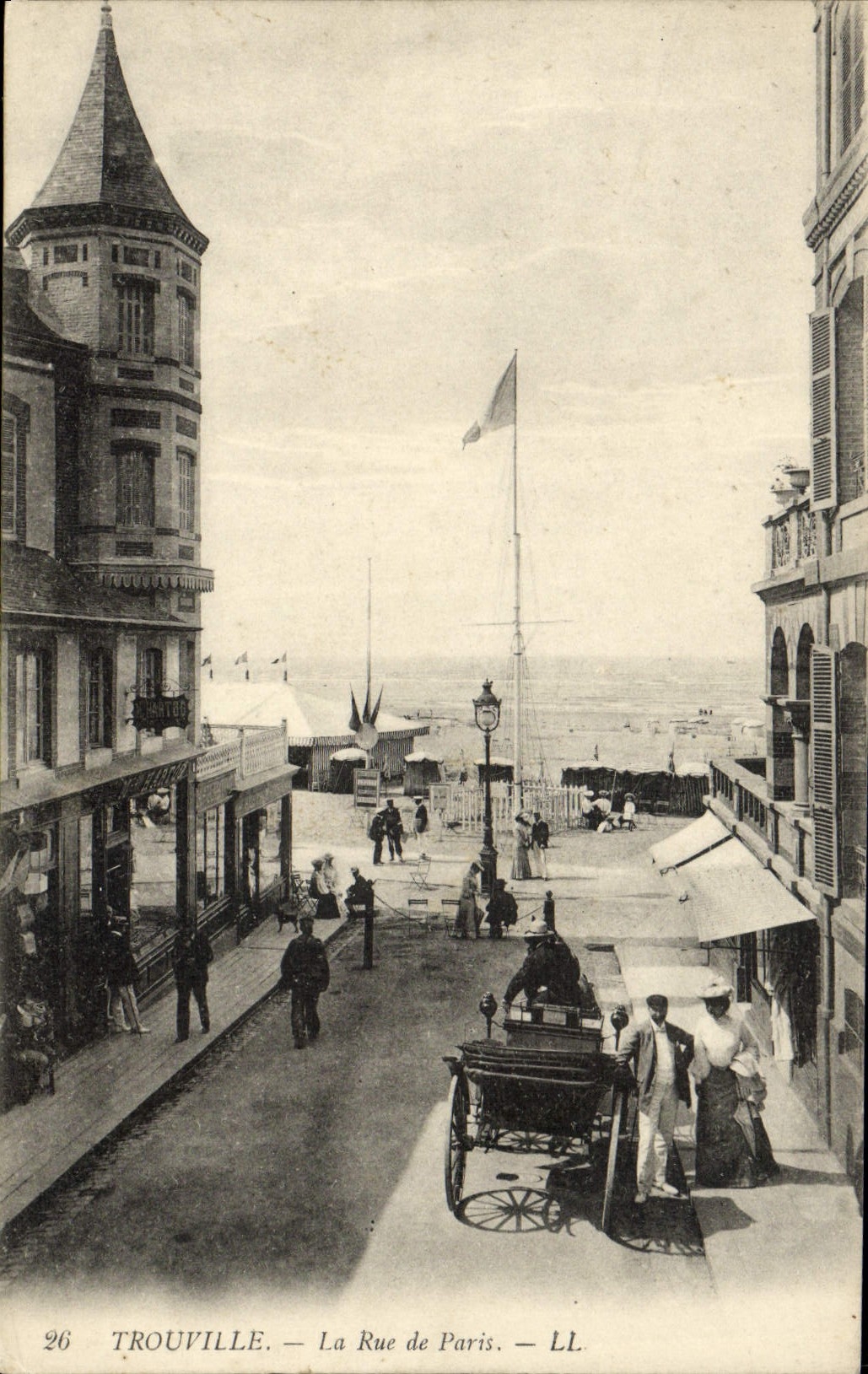 CPA Trouville sur Mer La Rue De Paris
