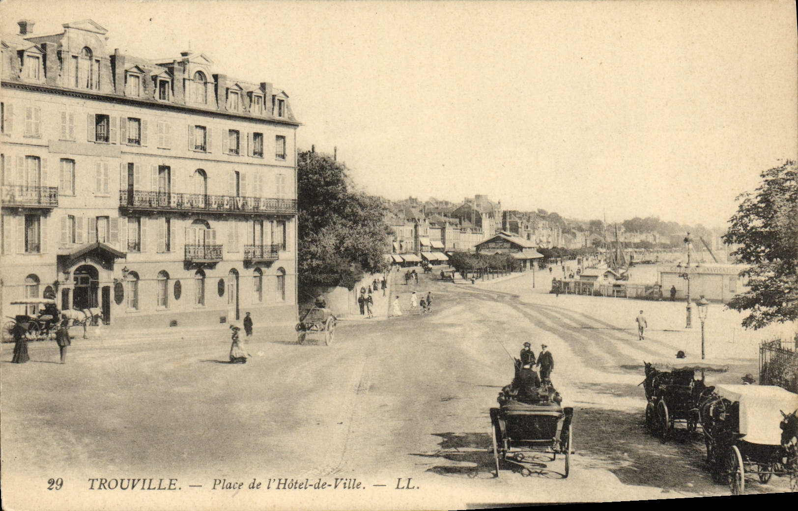Trouville — Place de l'Hôtel-de-Ville — LL. n°29