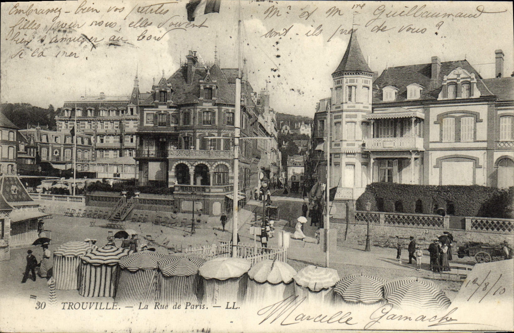CPA Trouville La Rue De Paris