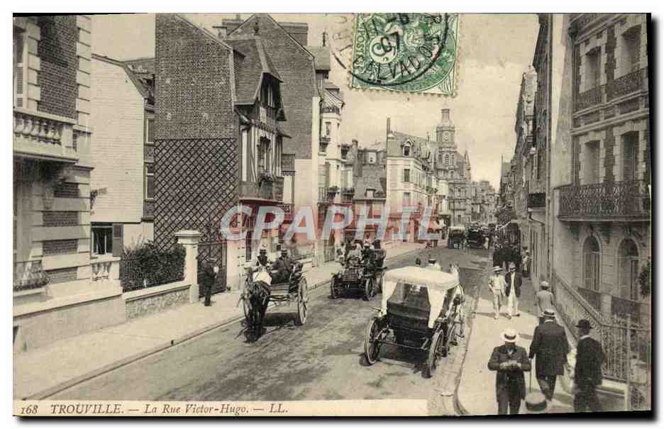CPA Trouville La Rue Victor Hugo Automobile