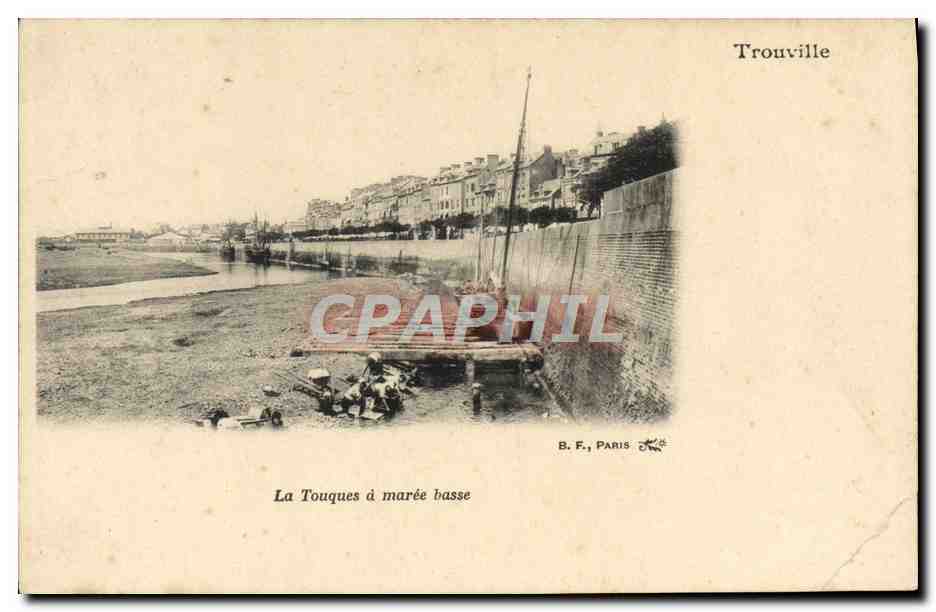 CPA Trouville Sur Mer La Touques a maree basse Bateau 
