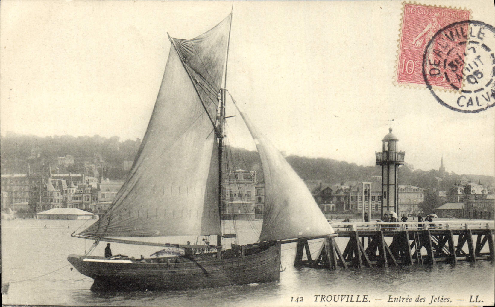 CPA Trouville Entree des jetees Bateau Voilier 