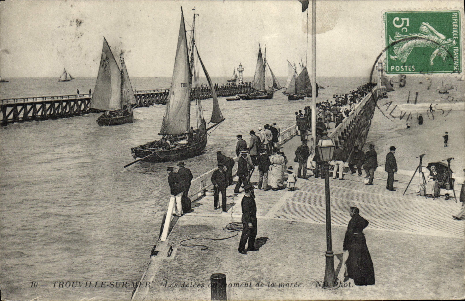 CPA Trouville Les jetees au moment de la maree Bateaux