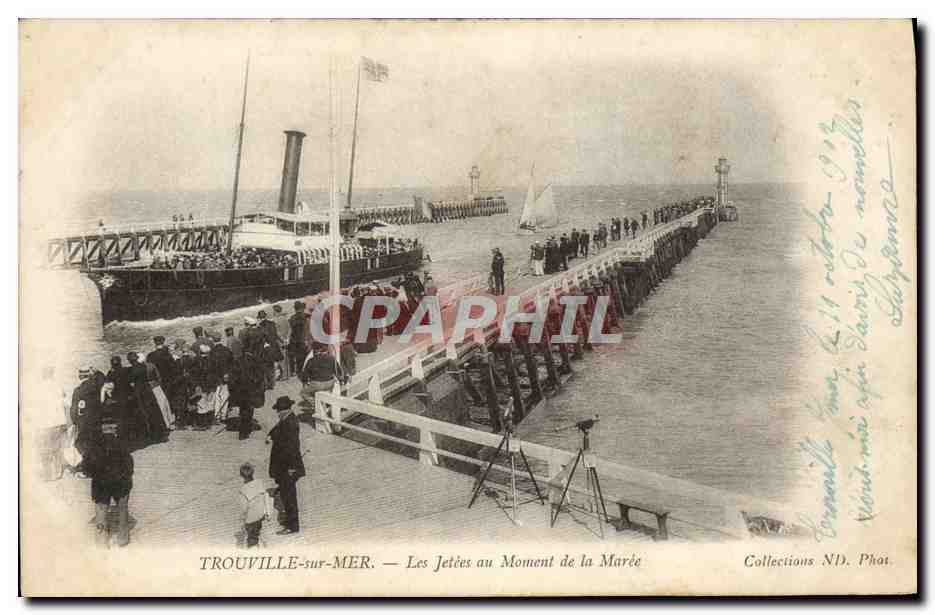 CPA Trouville Sur Mer Les jetees au moment de la maree Bateaux