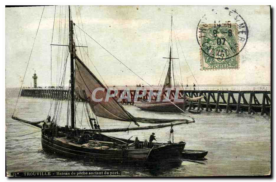 CPA Trouville Bateau de peche sortant du port