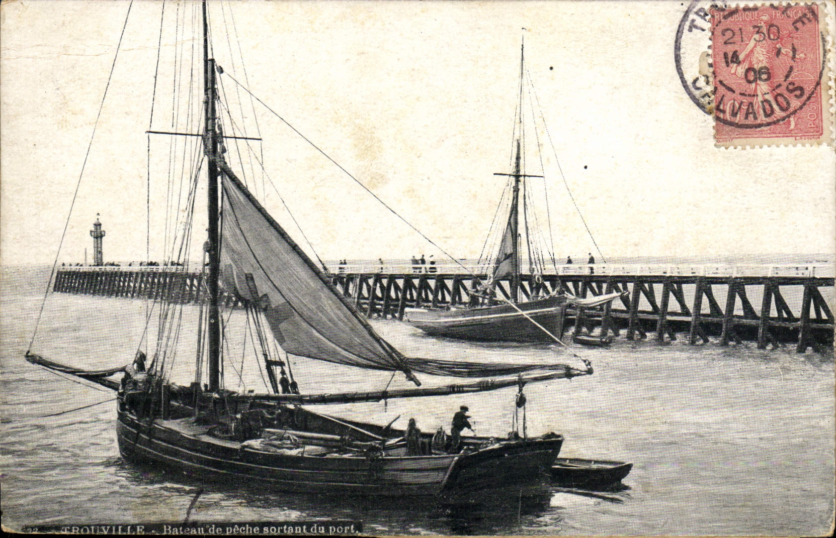 TROUVILLE — Bateau de pêche sortant du port — éditeur AQUA-PHOTO L.V. & Cie