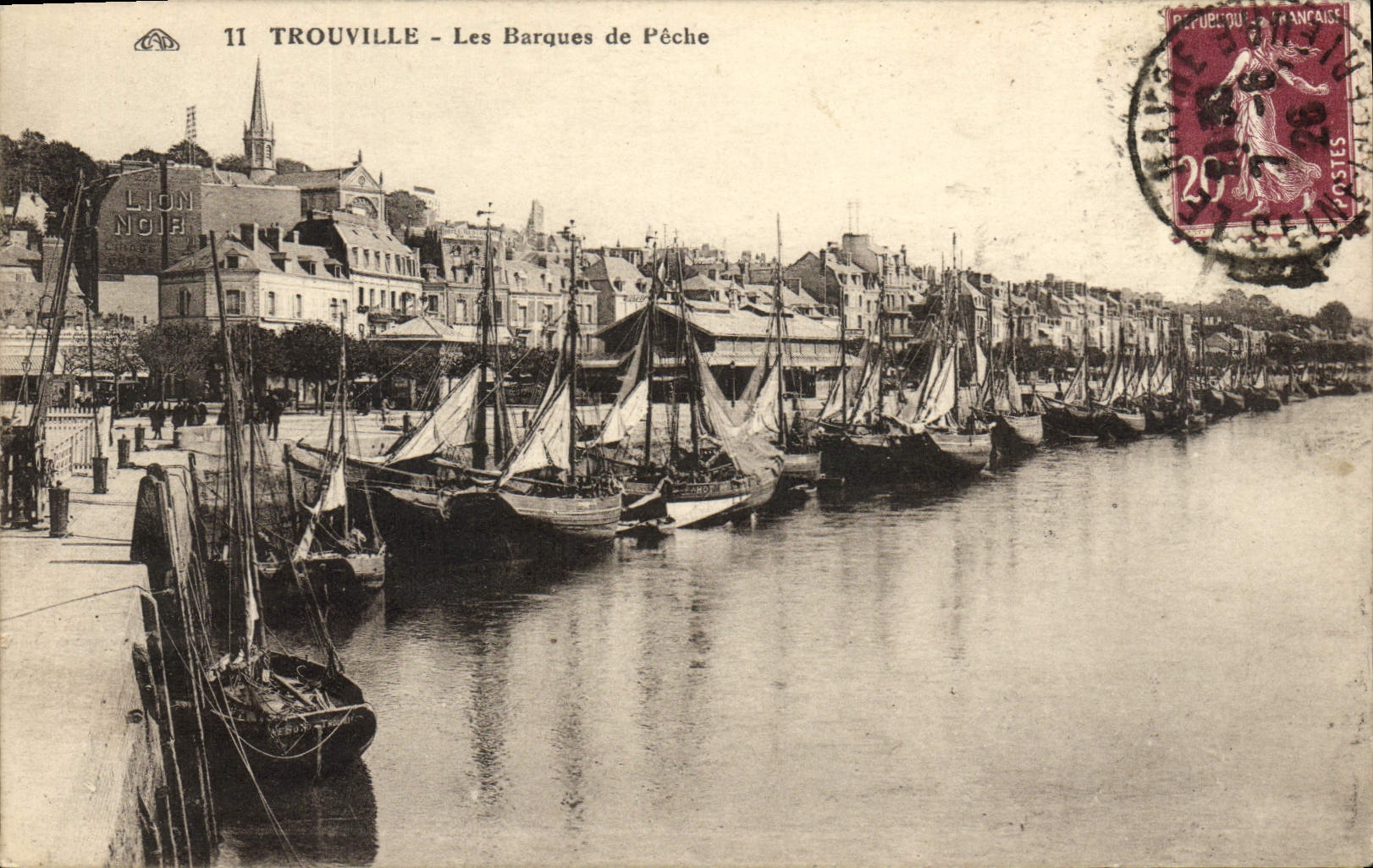 Trouville — Les Barques de Pêche — Lion Noire
