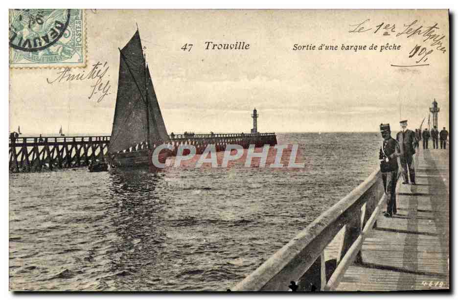 CPA Trouville Sortie d'une barque de peche Bateau
