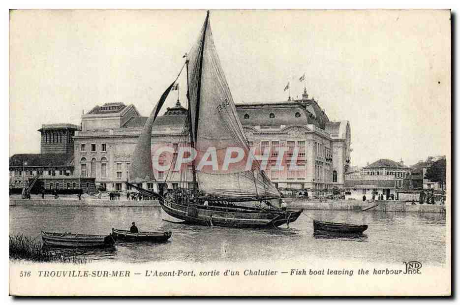 CPA Trouville Sur mer L'avant port sortie d'un chalutier Bateau