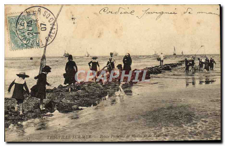 CPA Trouville Sur mer Pelits pecheurs de moules et de crevettes