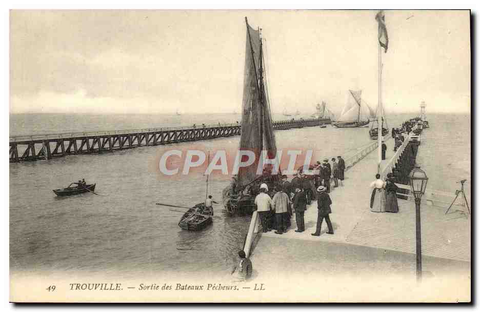 CPA Trouville Sortie des bateaux pecheurs