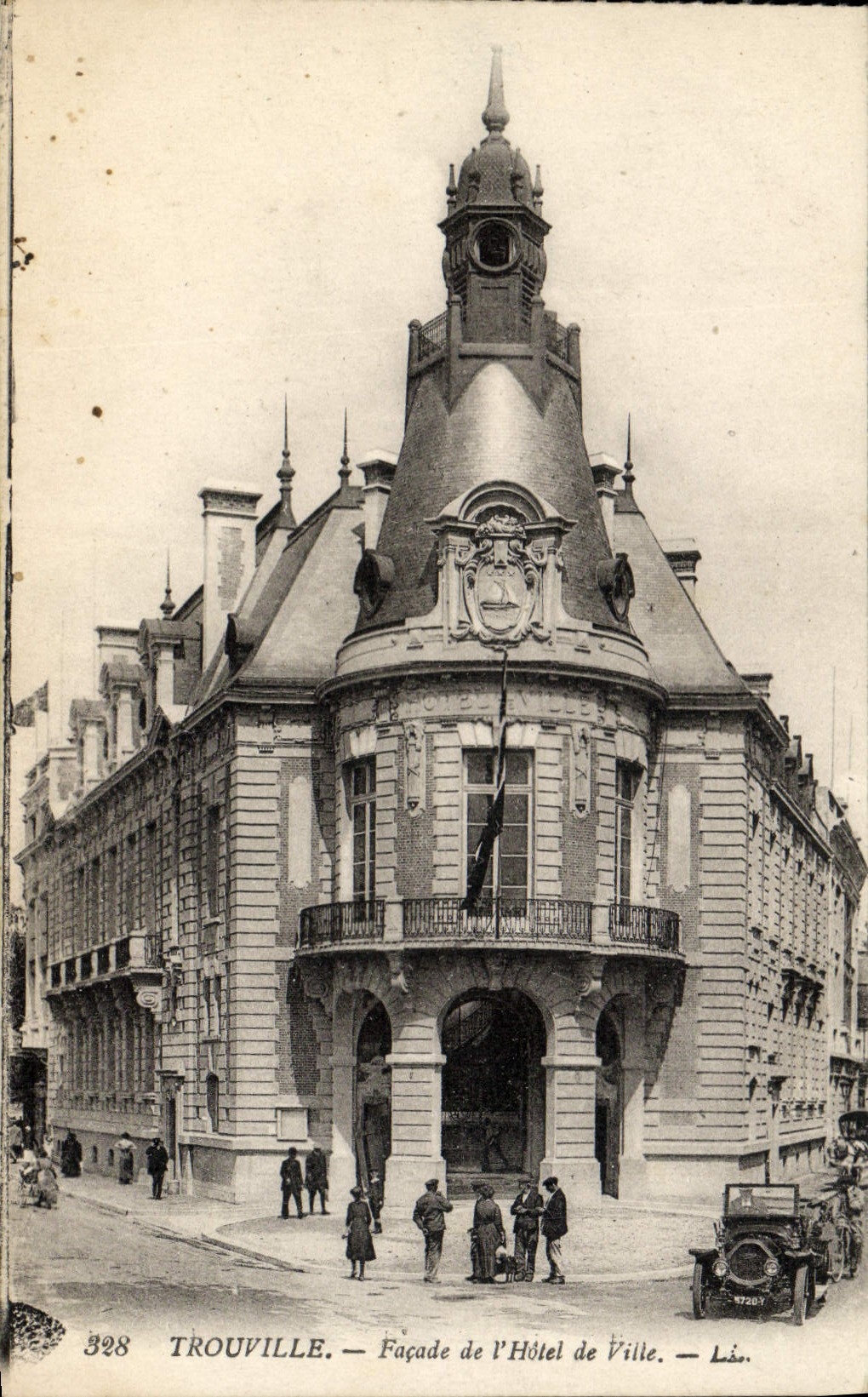 Trouville — Façade de l'Hôtel de Ville — Lis. — n°328