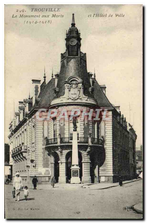CPA Trouville Le monument aux morts et l'hotel de ville