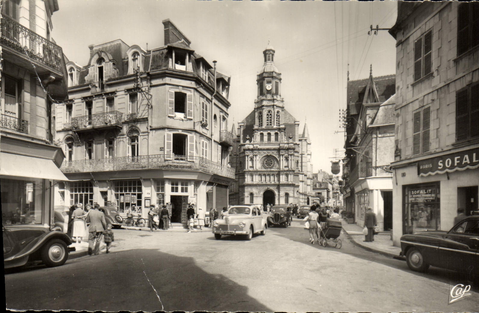 CPM Trouville La reine des plages eglise