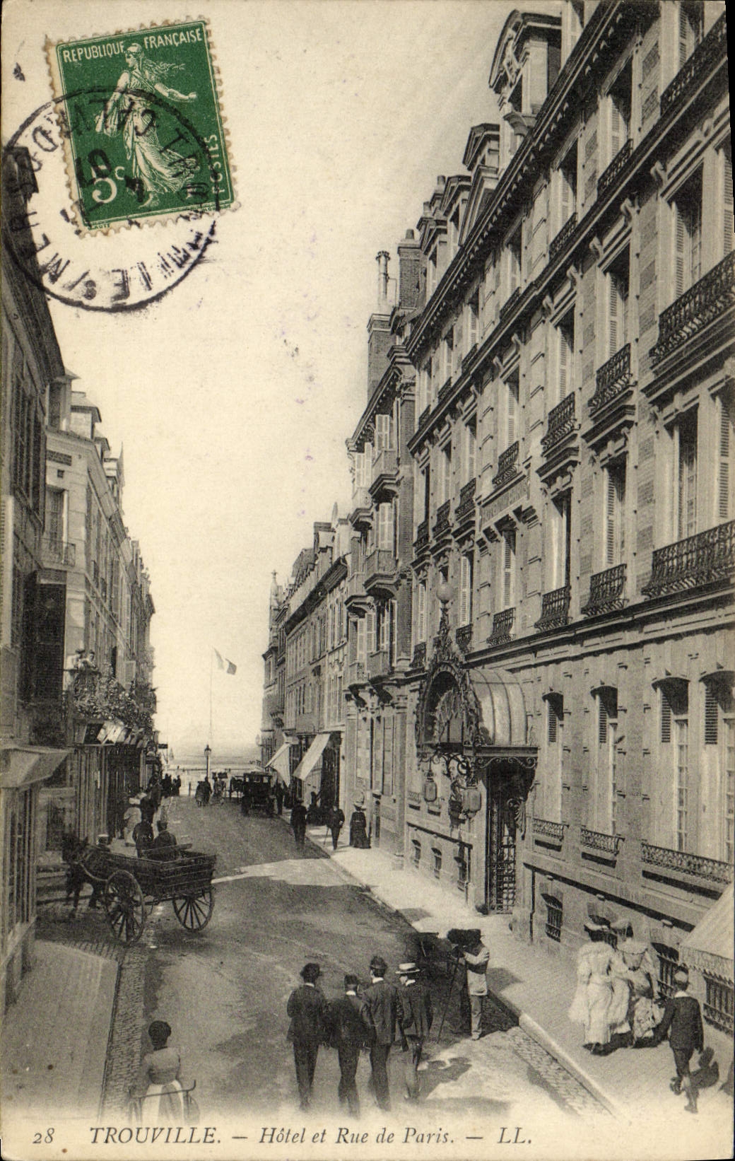 Trouville — Hôtel et Rue de Paris — LL. n°28