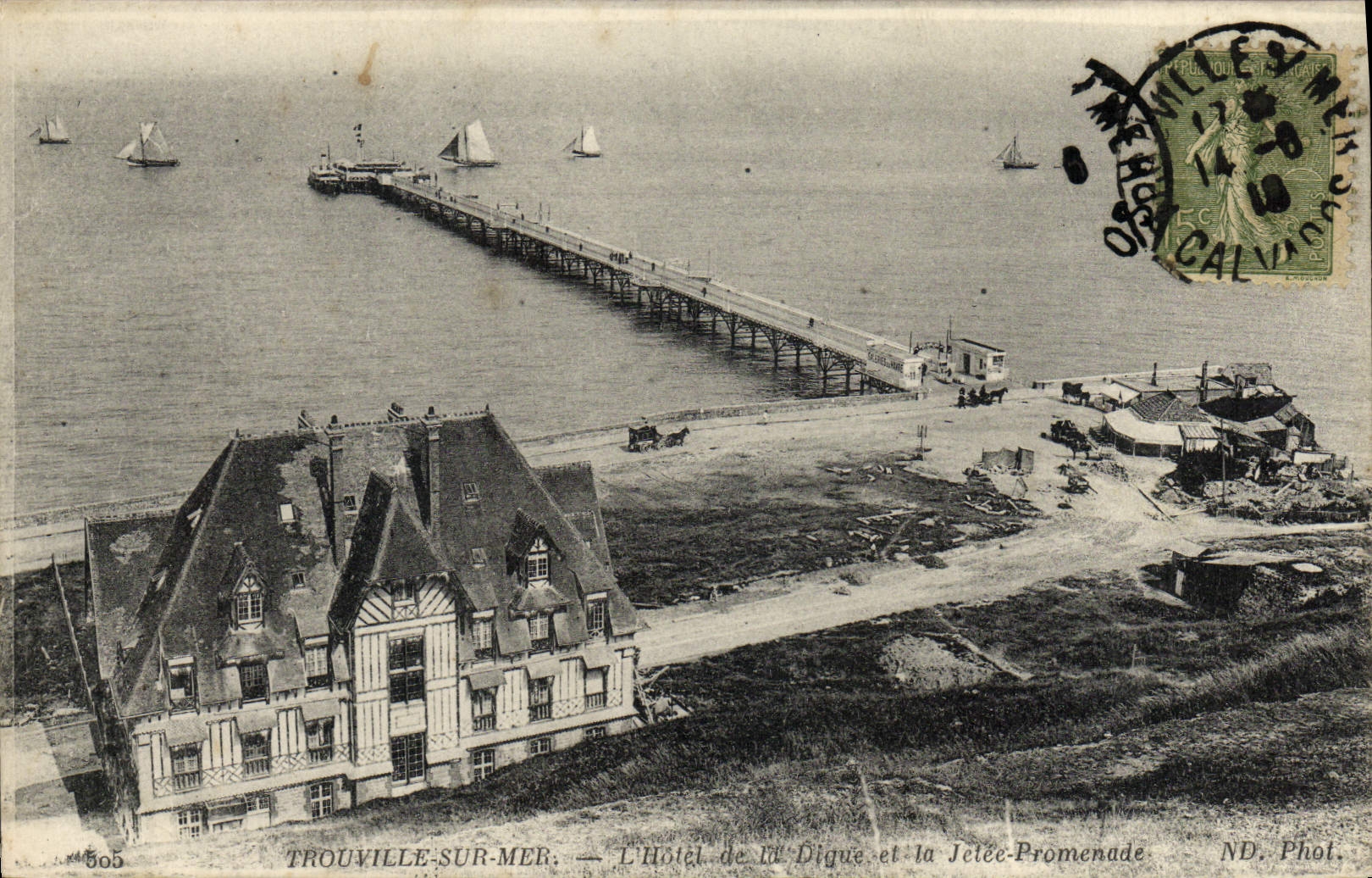 CPA Trouville Sur mer L'hotel de la digue et la jetee promenande 