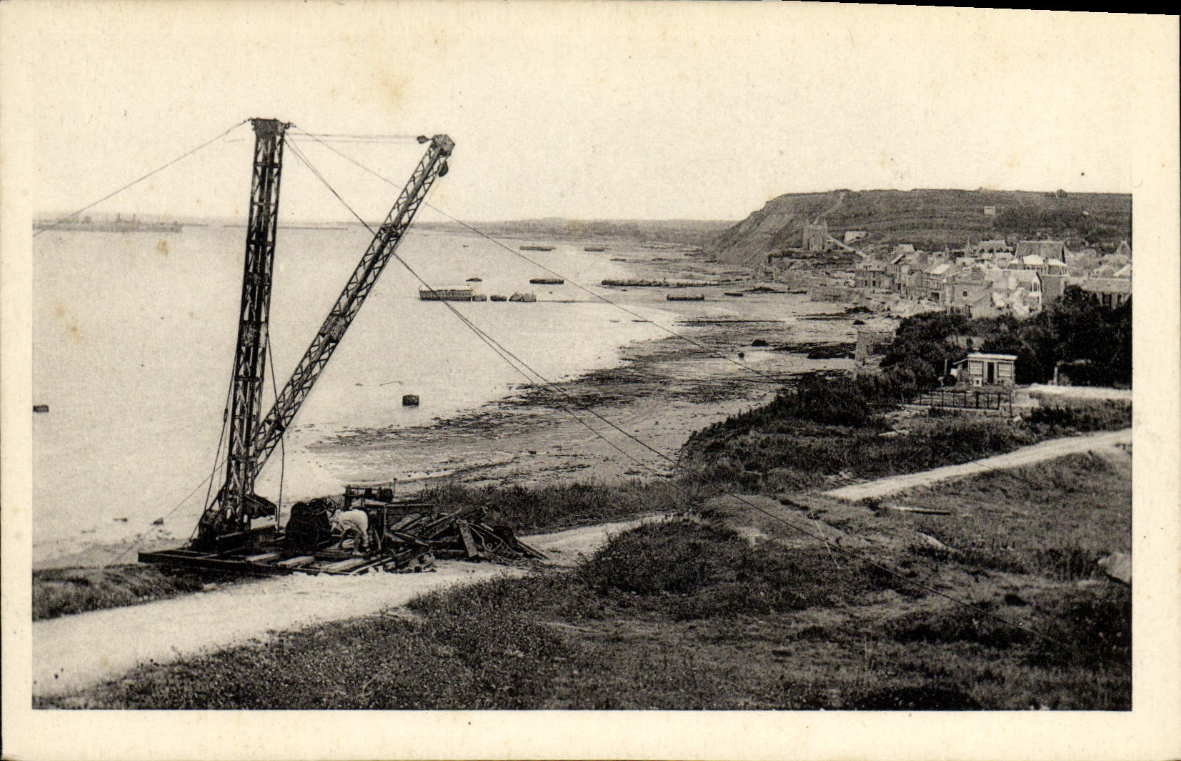 Arromanches (Calvados) — Vue panoramique des sands — Carte postale J.F.M.