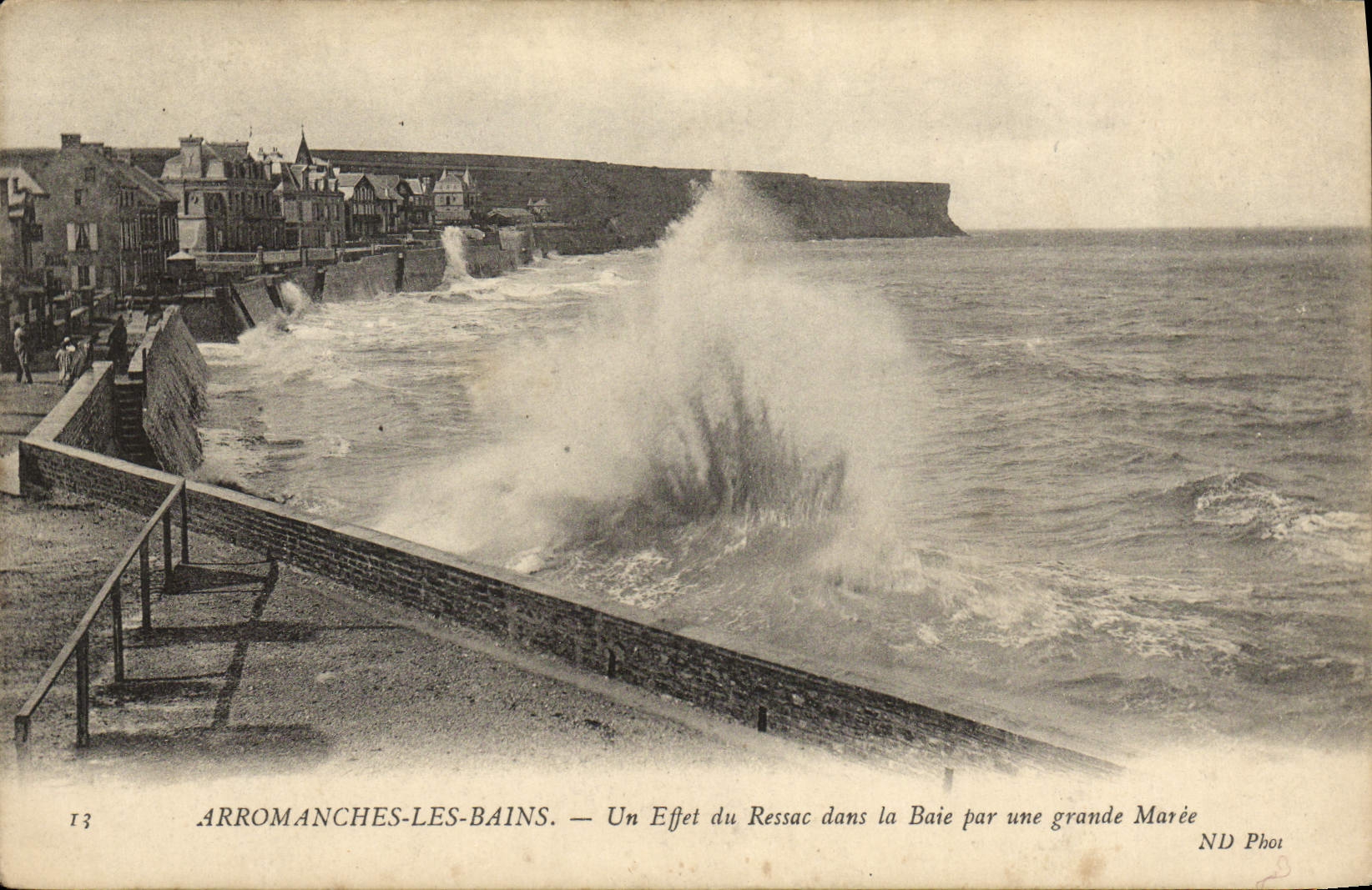 Arromanches-les-Bains — Un Effet du Ressac dans la Baie par une grande Marée — ND Phot