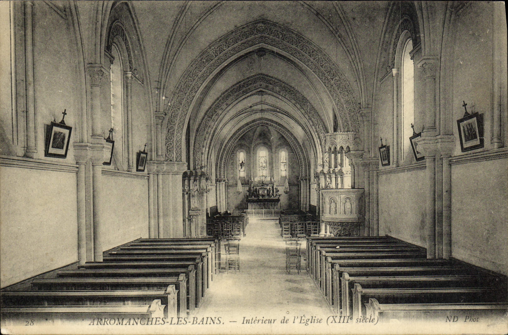 CPA Arromanches Les Bains interieur de l'eglise