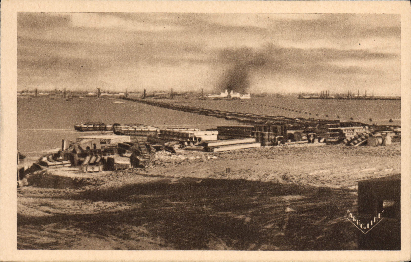 CPA La Normandie arromanches Les bains le port de la liberation 1944 La jetee Est et le port Militaria 