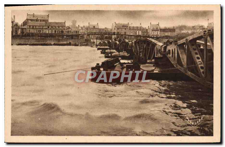 CPA La Normandie arromanches Les bains le port de la liberation 1944 Perspective du large sur la digue Militaria 
