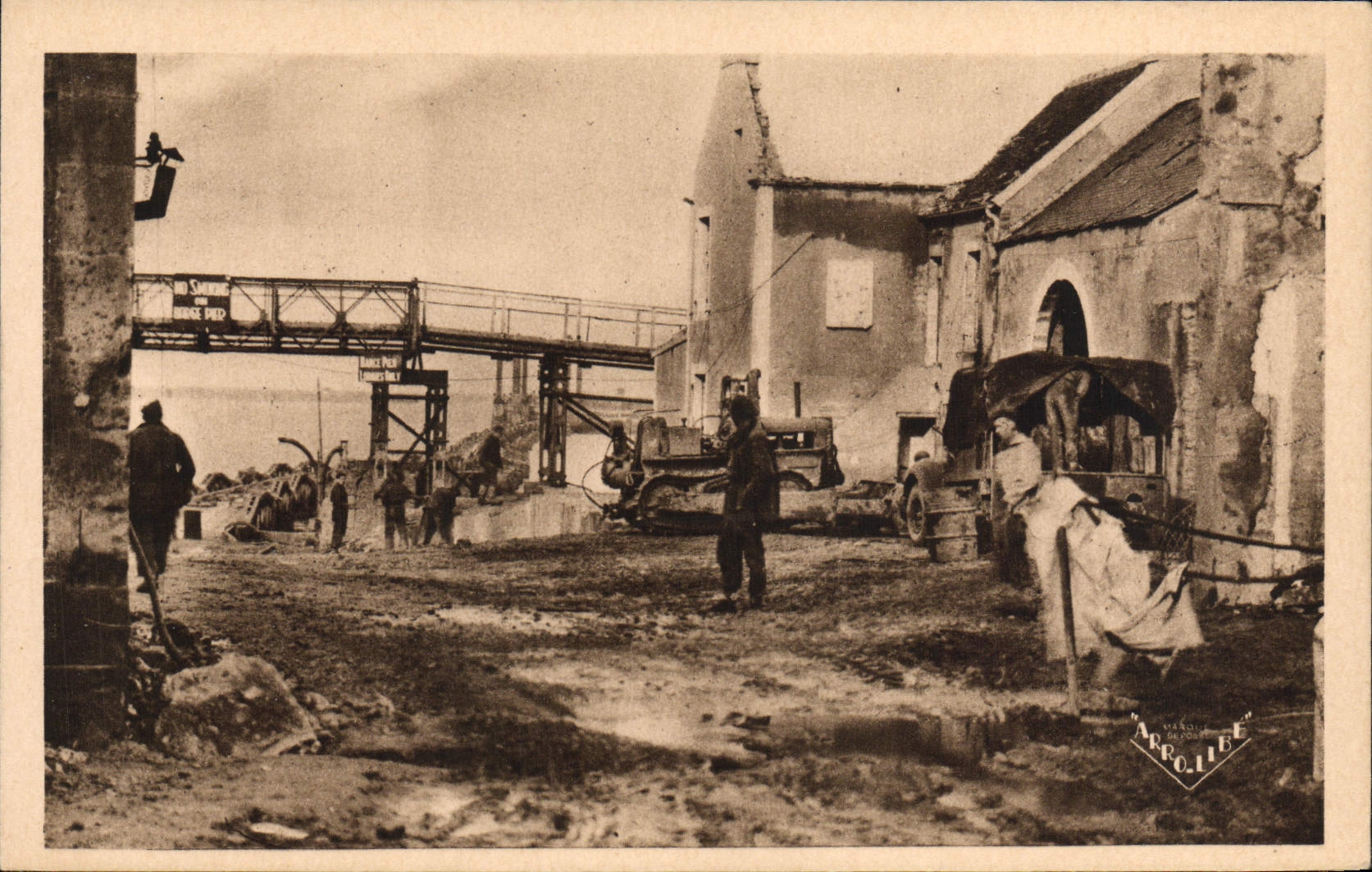 CPA La Normandie arromanches Les bains le port de la liberation 1944 La rue des Bains Militaria 