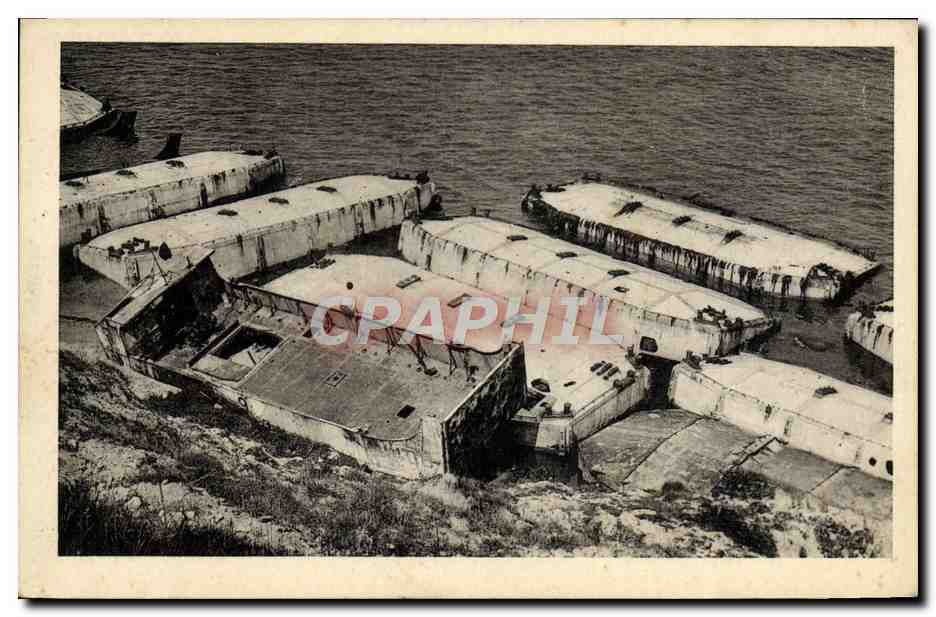 CPA Arromanches petits bateaux flotteurs en ciment utilises pour le debarquement Militaria 