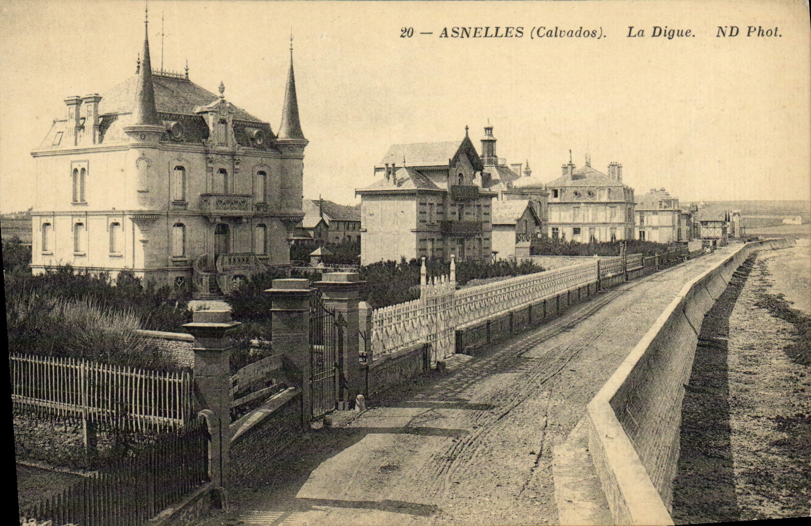 Asnelles (Calvados) — La Digue — ND Phot.