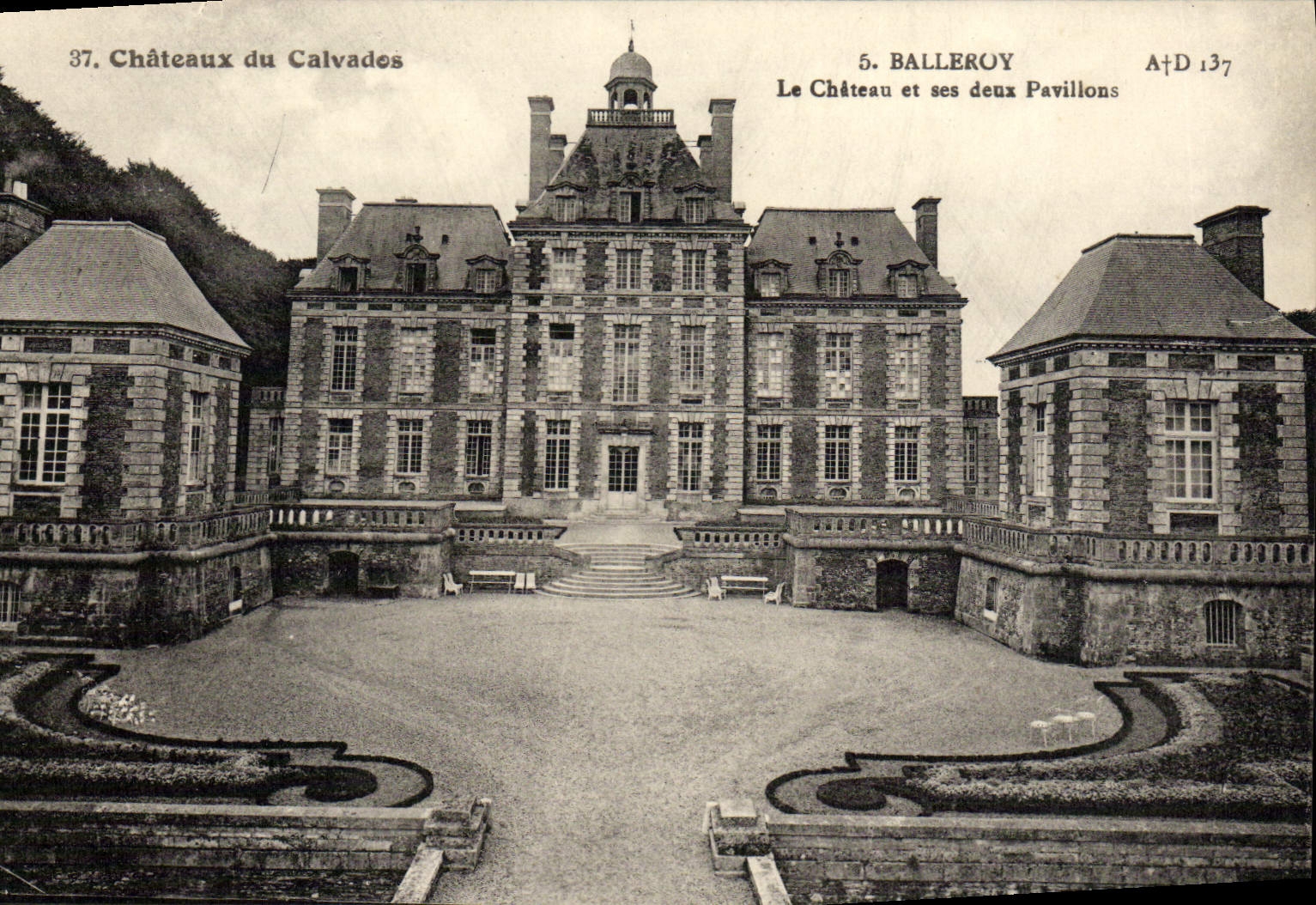 Châteaux du Calvades — Le Château et ses deux Pavillons — A. Dubosq, édit. Comme-Calvados