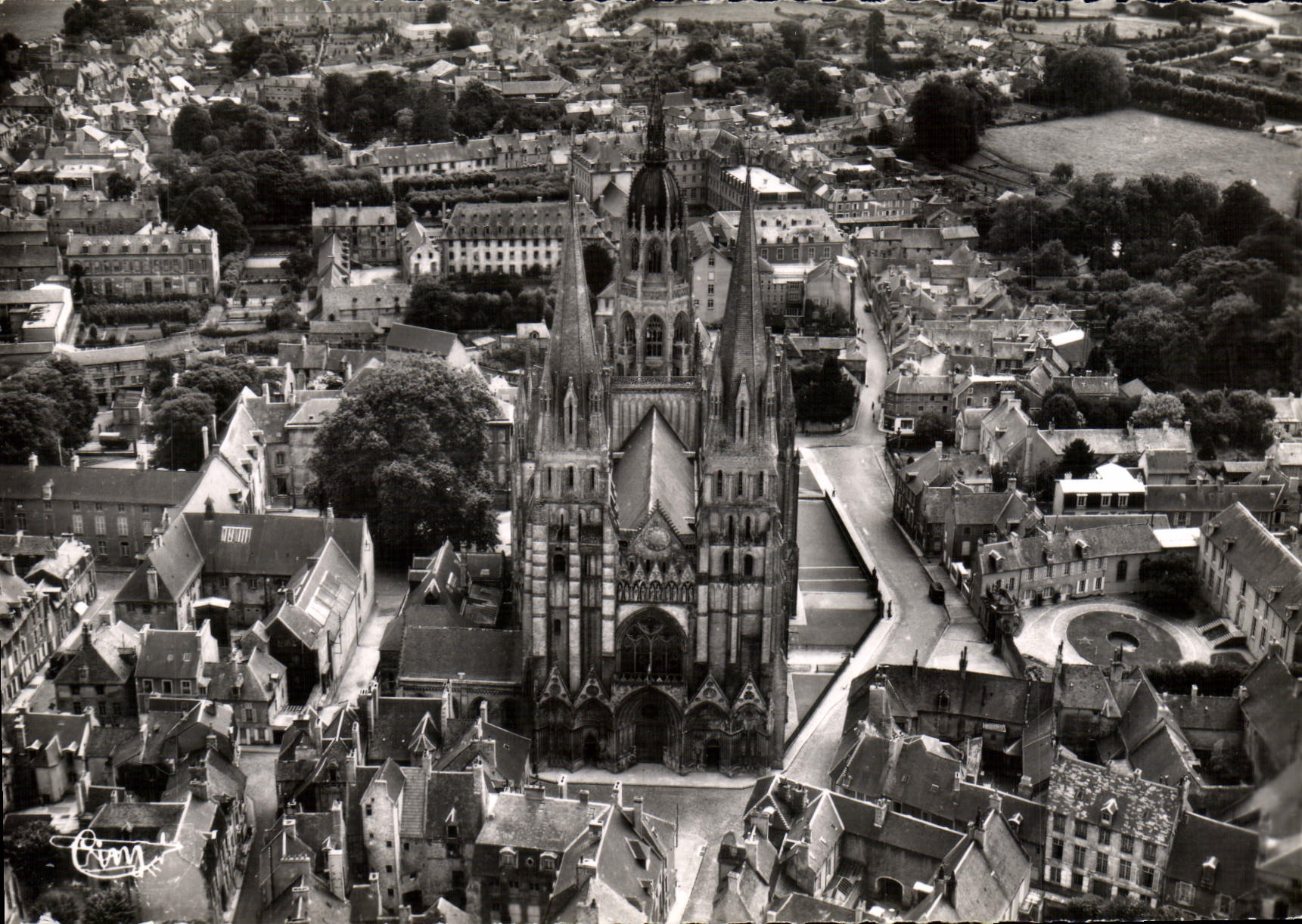 Bayeux — Vue aérienne — Éditions Combier