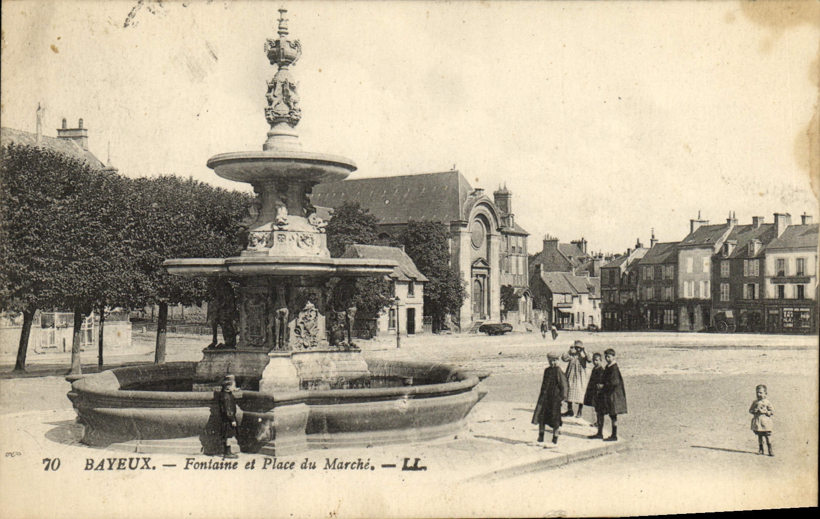 Bayeux — Fontäne und Marktplatz — LL