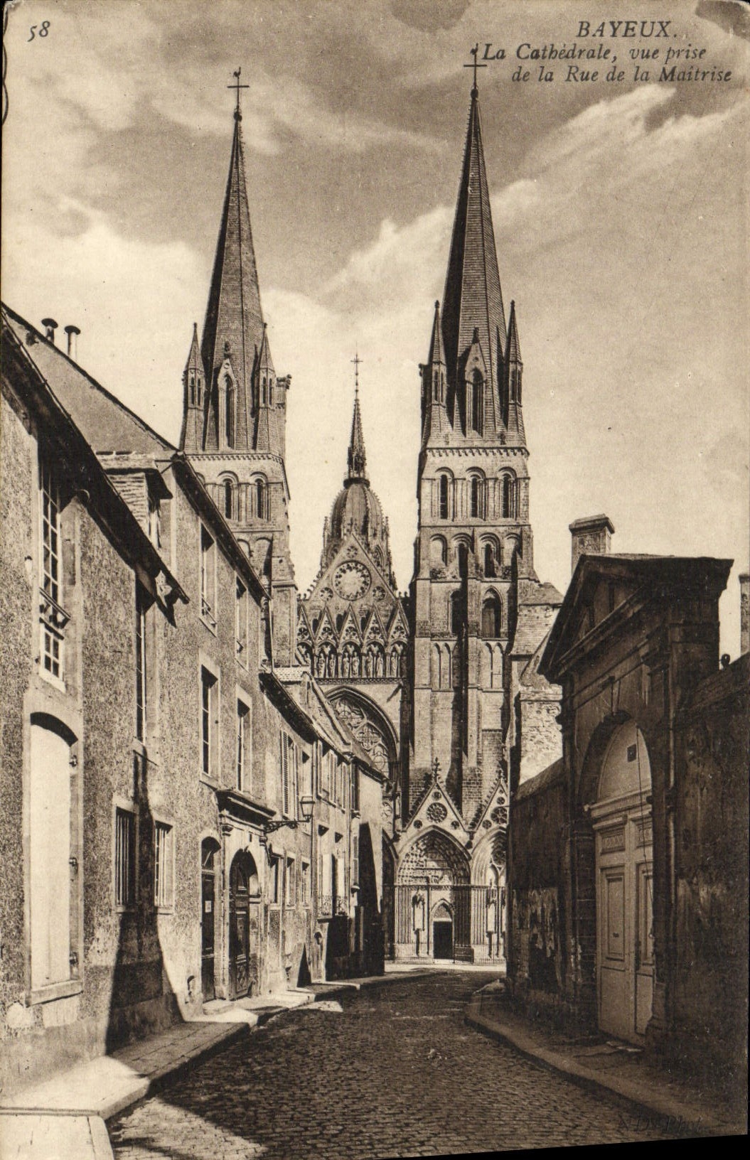 CPA Bayeux La cathedrale vue prise de la rue de la maitrise 