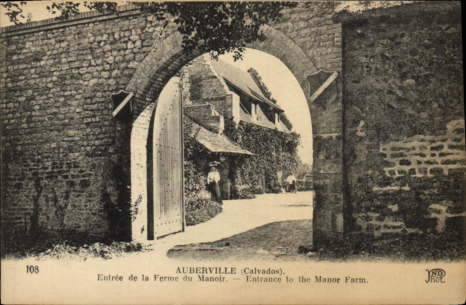 Auberville (Calvados) — Entrée de la Ferme du Manoir — ND Phot.