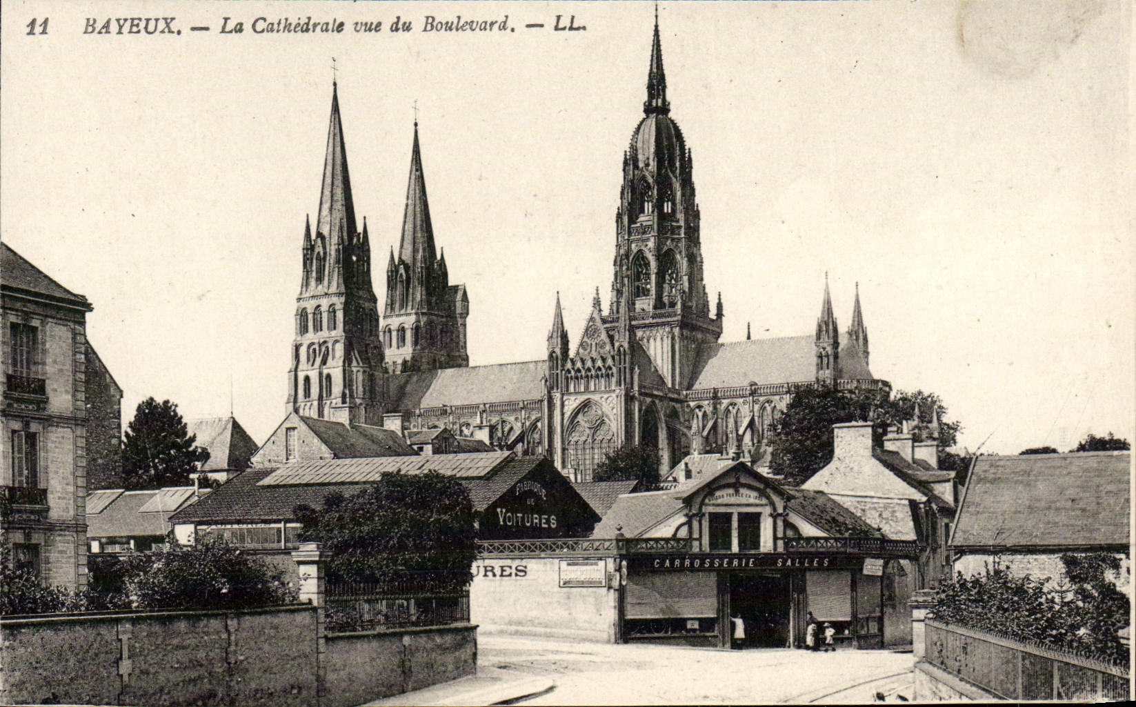 Bayeux — La Cathédrale vue du Boulevard — LL.