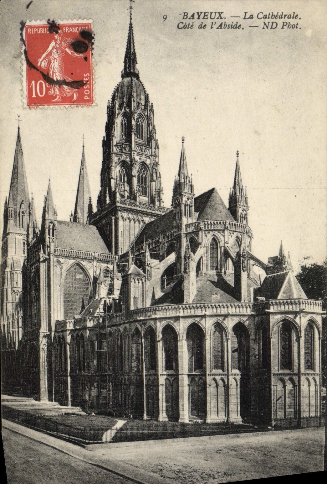 Bayeux — La Cathédrale. Côté de l'Abside — ND Phot.