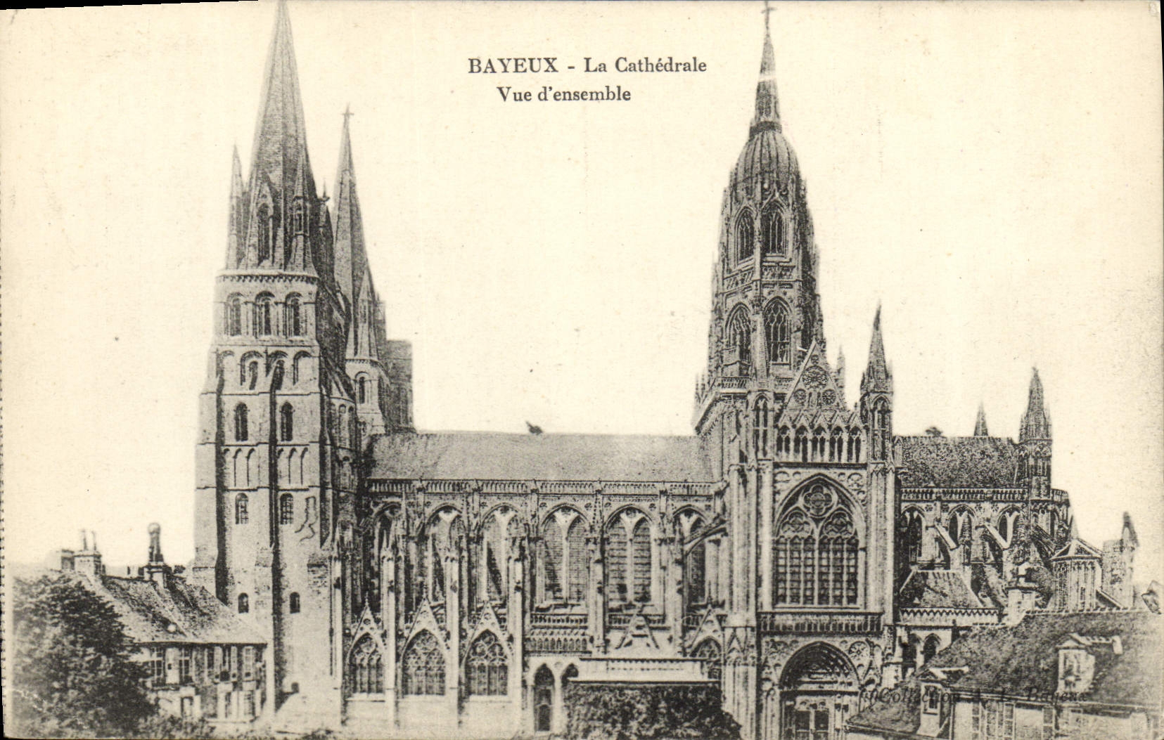CPA Bayeux La Cathedrale Vue Generale