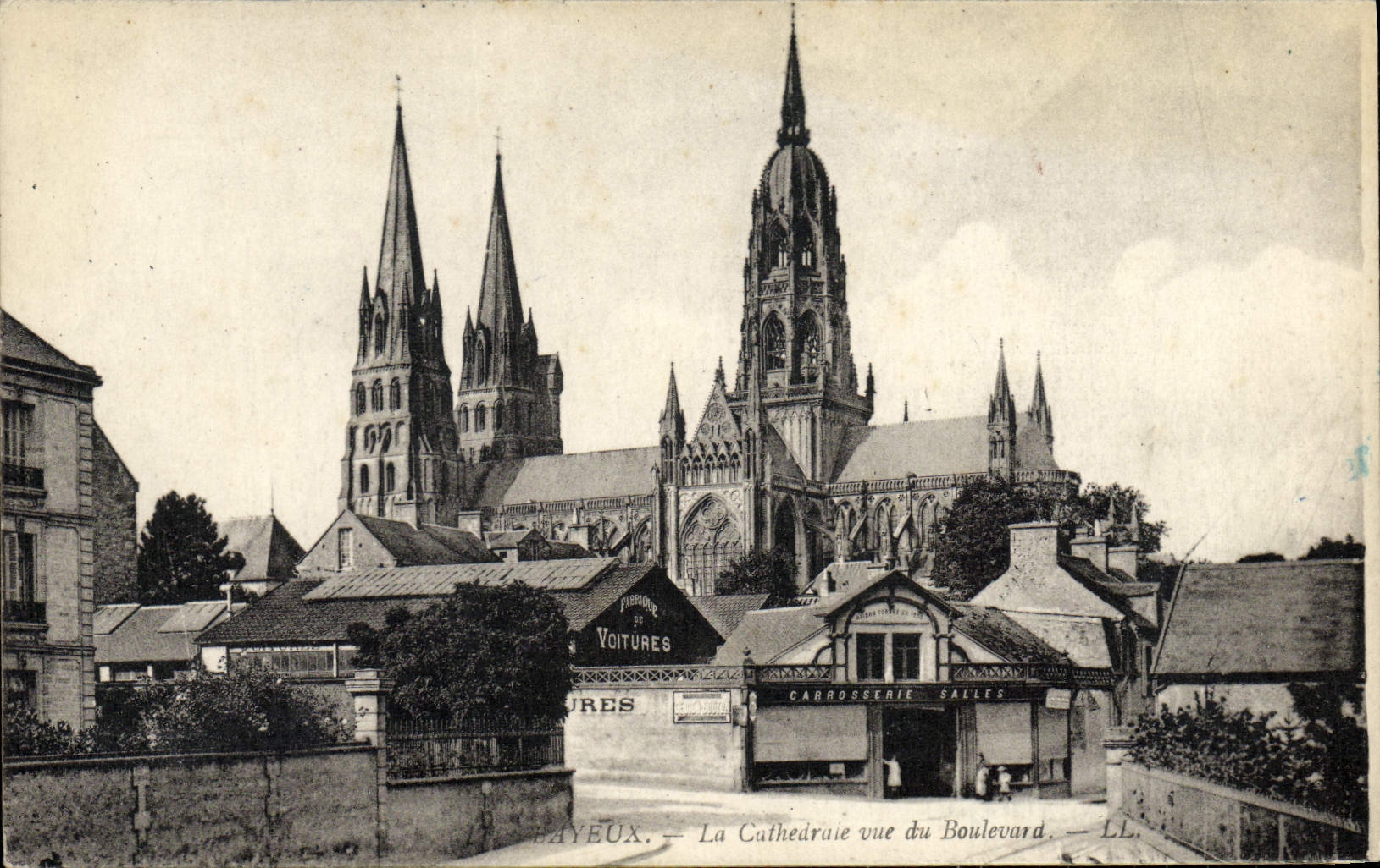 Bayeux — La Cathédrale vue du Boulevard — LL