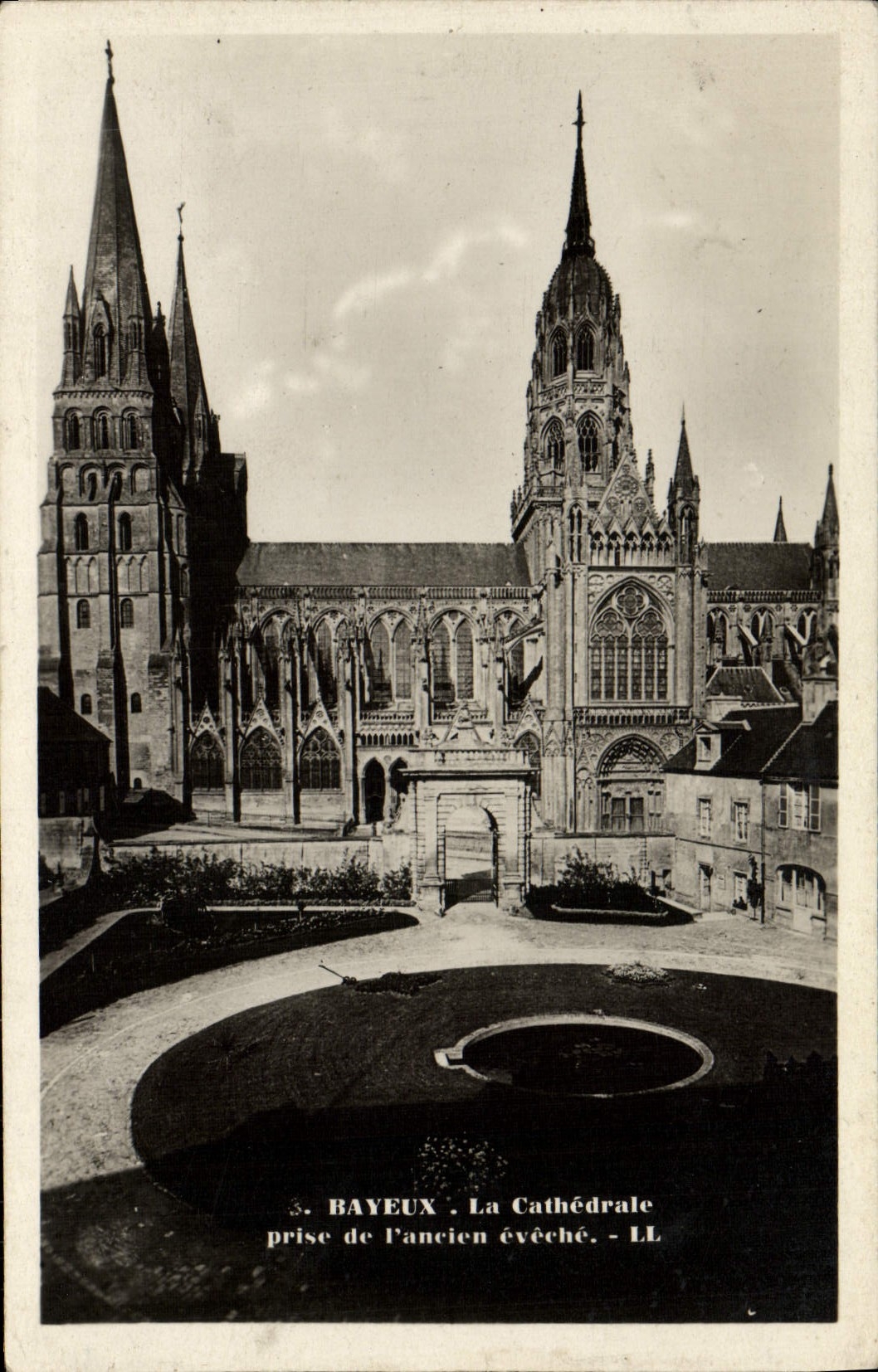 Bayeux - La Cathédrale prise de l'ancien évêché - LL
