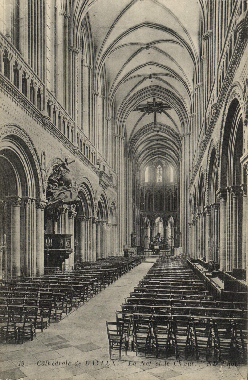 Kathedrale von Bayeux — Die Kirchenschiff und der Chor — ND Phot.
