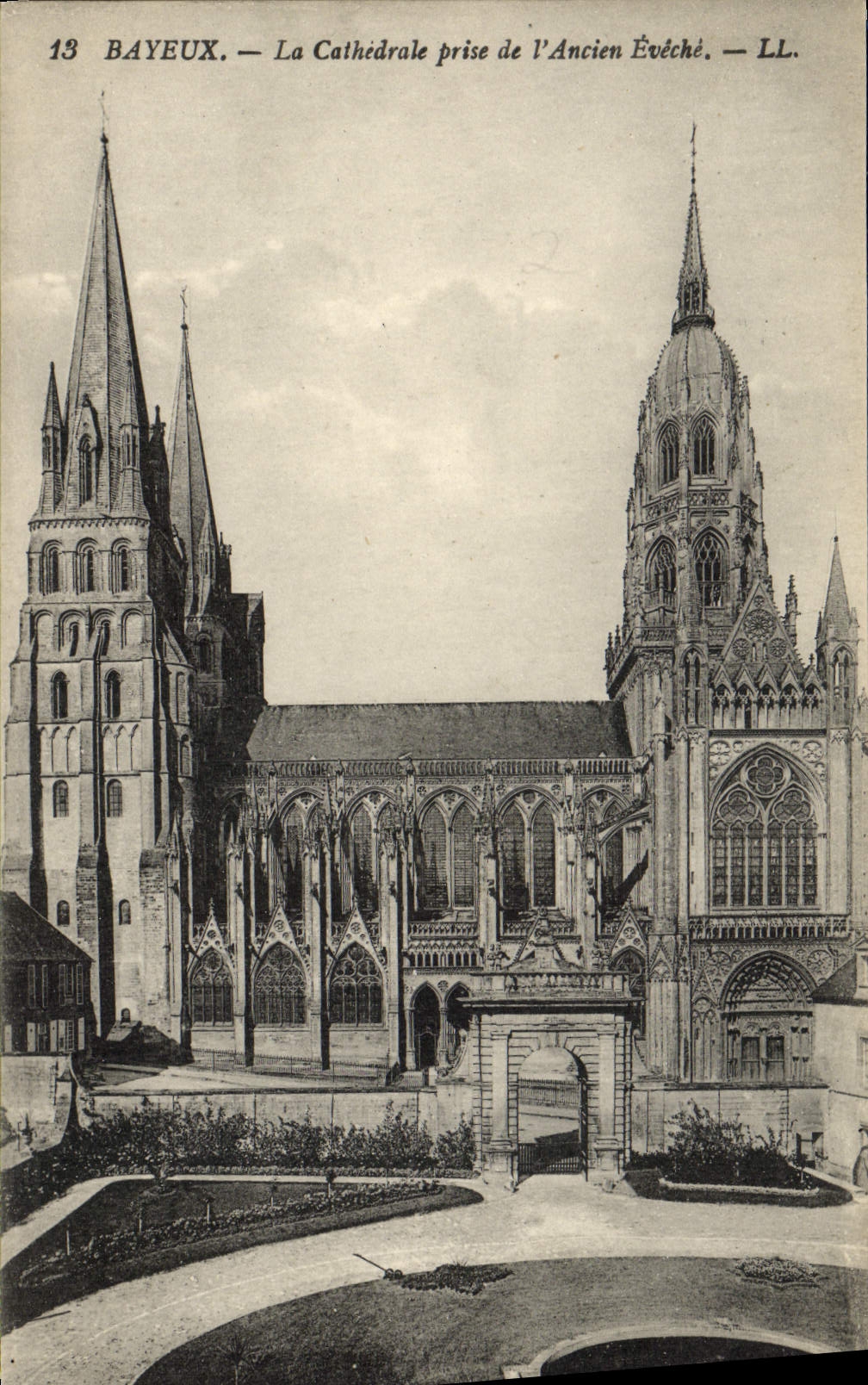 Bayeux — La Cathédrale prise de l'Ancien Évêché — LL.