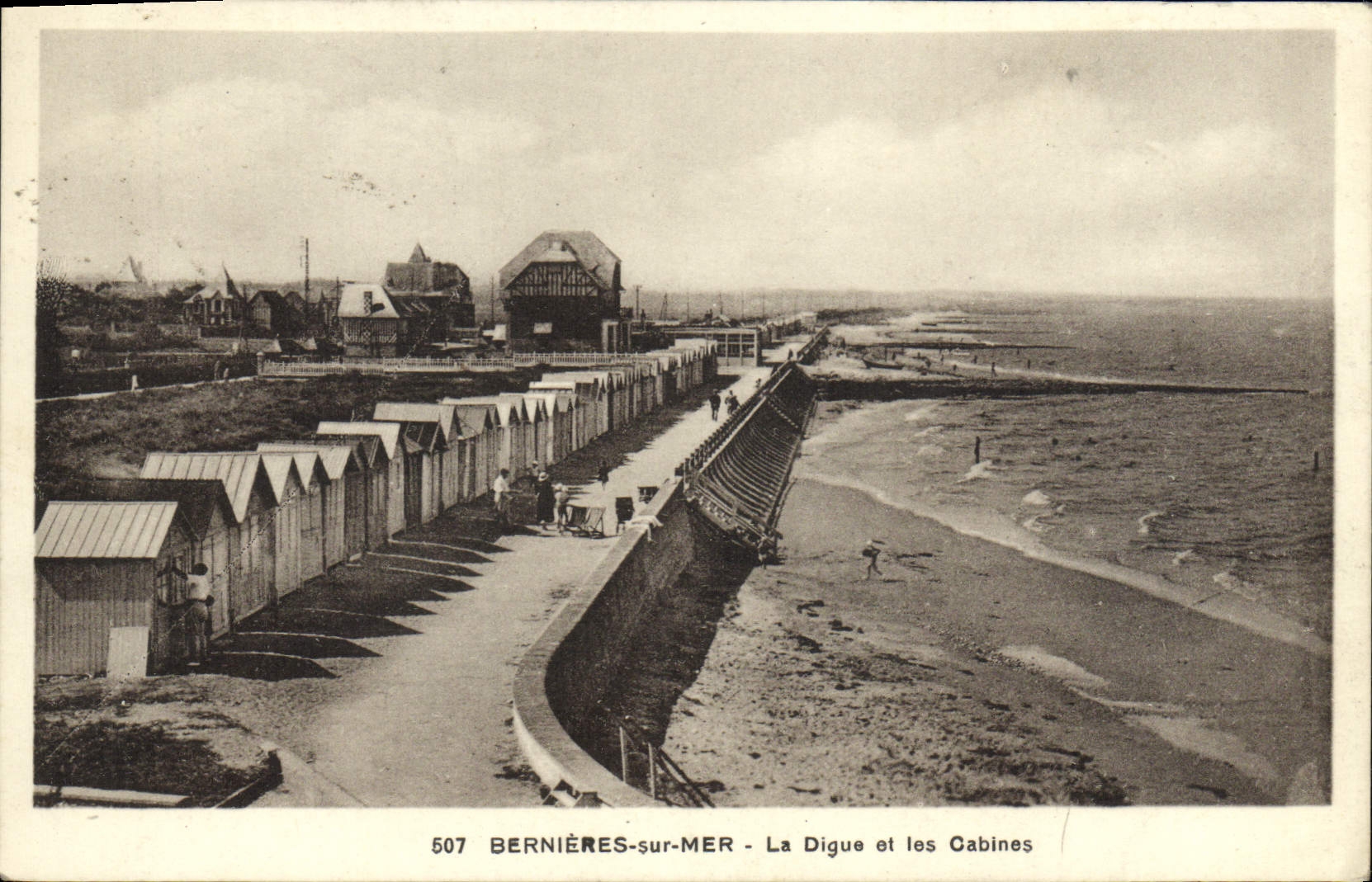 Bernières-sur-Mer — La Digue et les Cabines — Éditeur C. Hué, n° 507