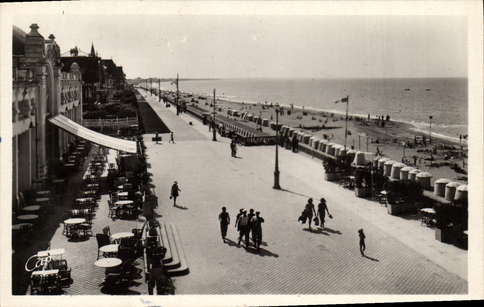 Carbourg — La Terrasse des Anglais — CPA n° 198